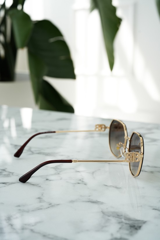 Sonnenbrille mit goldenem Logo