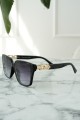 Sonnenbrille mit goldenen Accessoires