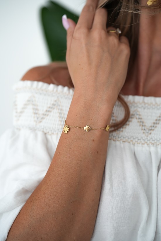 Armband mit goldenen Kleeblättern